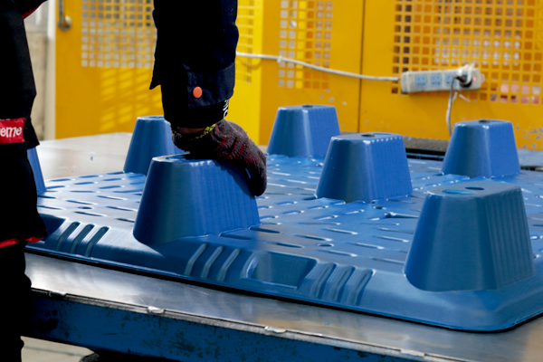 曝光！吹塑托盤生產廠家生產過程竟是如此！